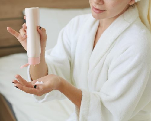 woman-applying-nourishing-body-lotion-2022-01-28-05-13-30-utc woman-applying-nourishing-body-lotion-2022-01-28-05-13-30-utc